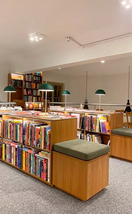 Interior do estabelecimento Livraria Taverna. Ambiente amplo com mostruário de produtos.
