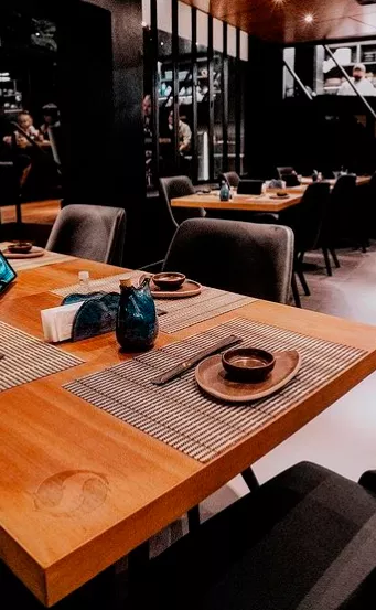 Interior do estabelecimento gastronômico Sushito Restaurante. Ambiente amplo com mesas para clientes.