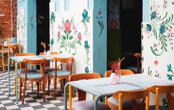 Interior do restaurante Birosca. Lugar ao ar livre com mesas para seus clientes.