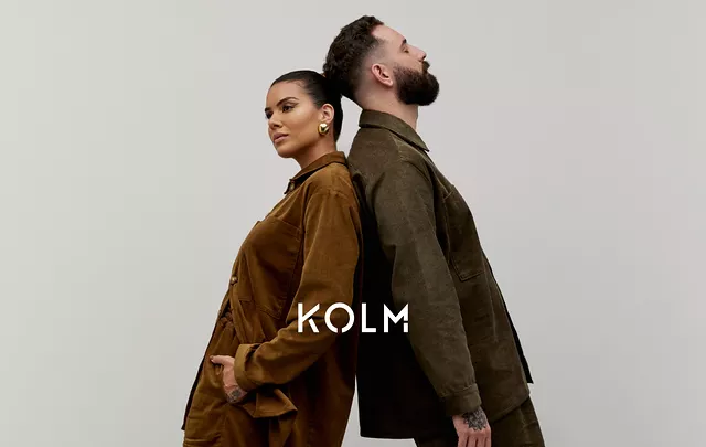 Modelos usando produtos de vestuário da marca Kolm Collective.