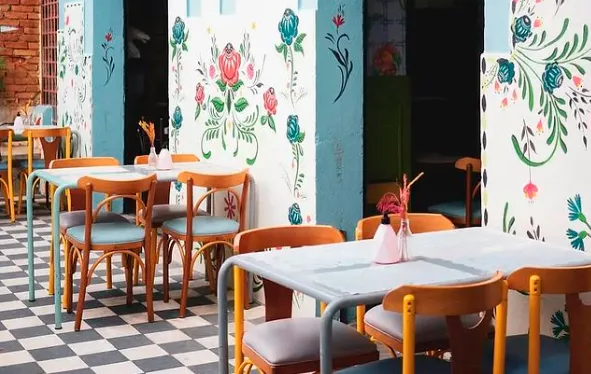 Interior do restaurante Birosca. Lugar ao ar livre com mesas para seus clientes.