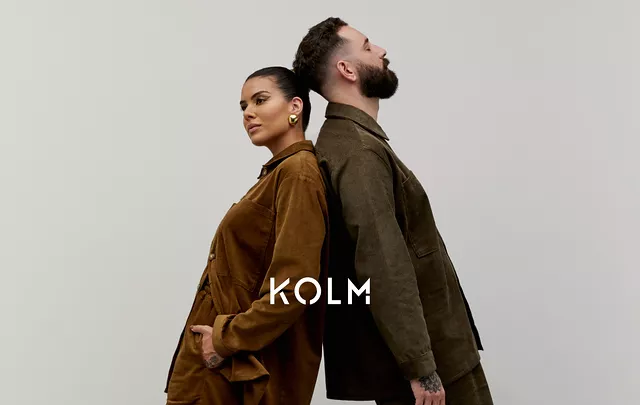 Modelos usando produtos de vestuário da marca Kolm Collective.