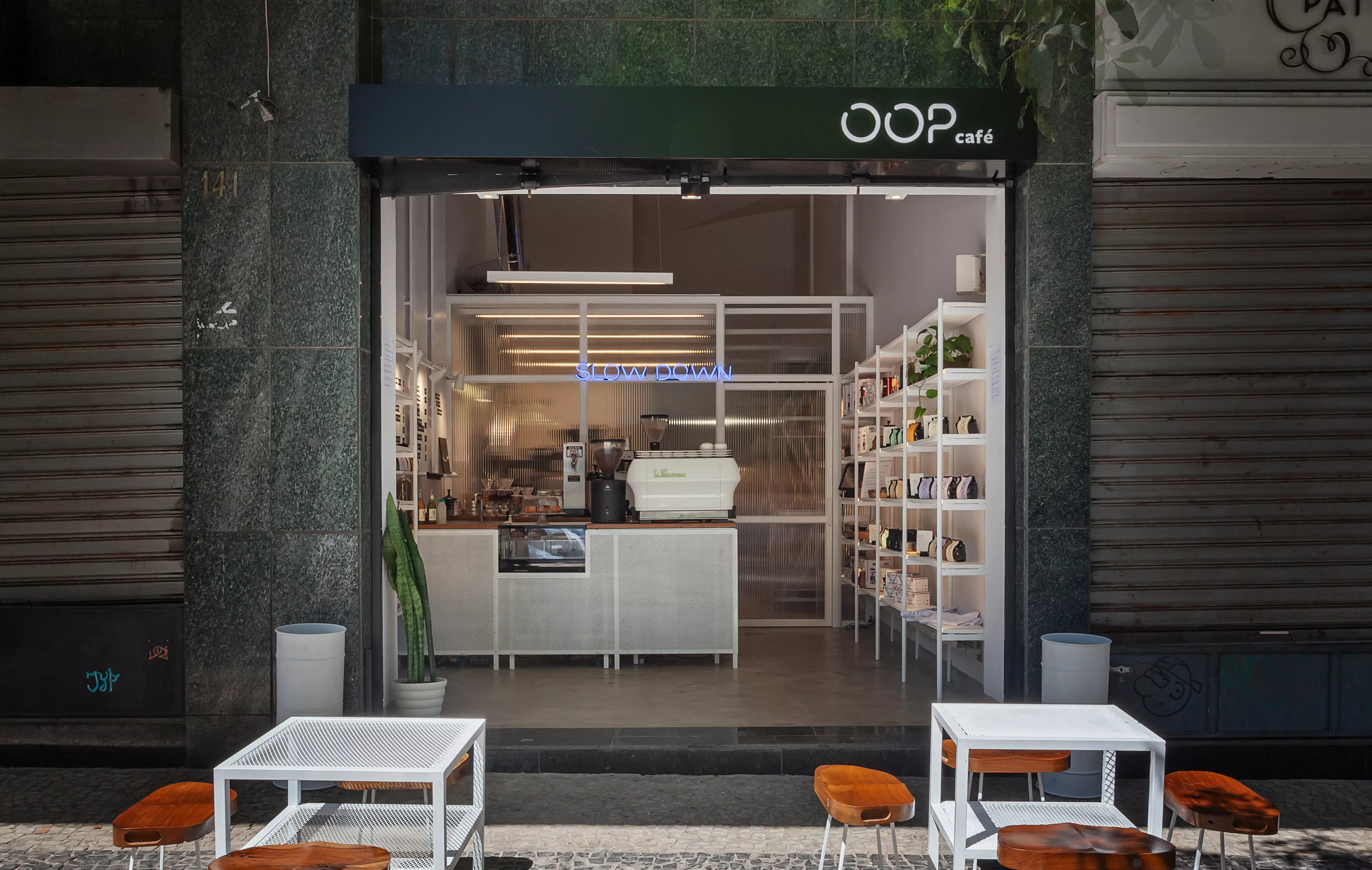 Fachada do estabelecimento gastronômico Oop Café.