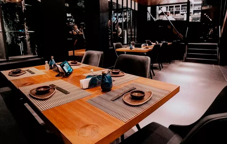Interior do estabelecimento gastronômico Sushito Restaurante. Ambiente amplo com mesas para clientes.